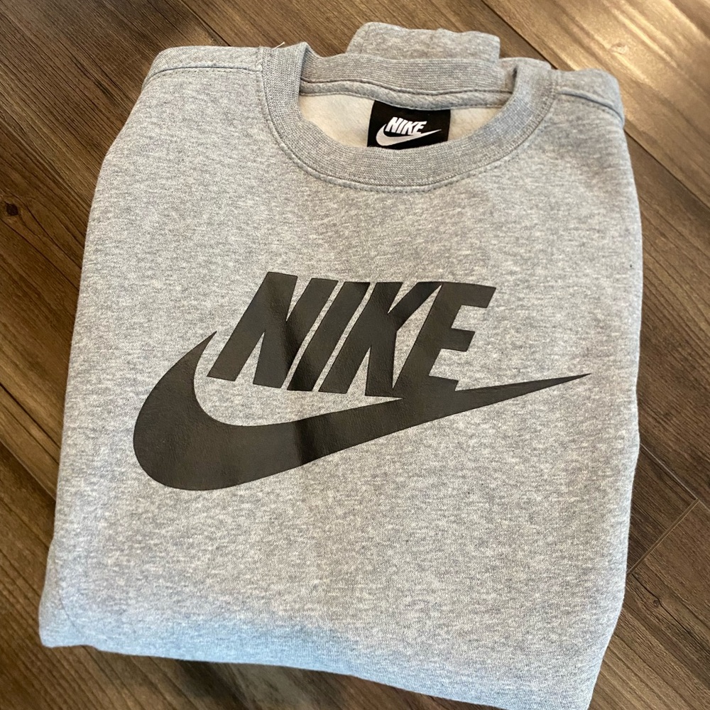 Kids Nike Sweater. Size Large. In excellent condition.